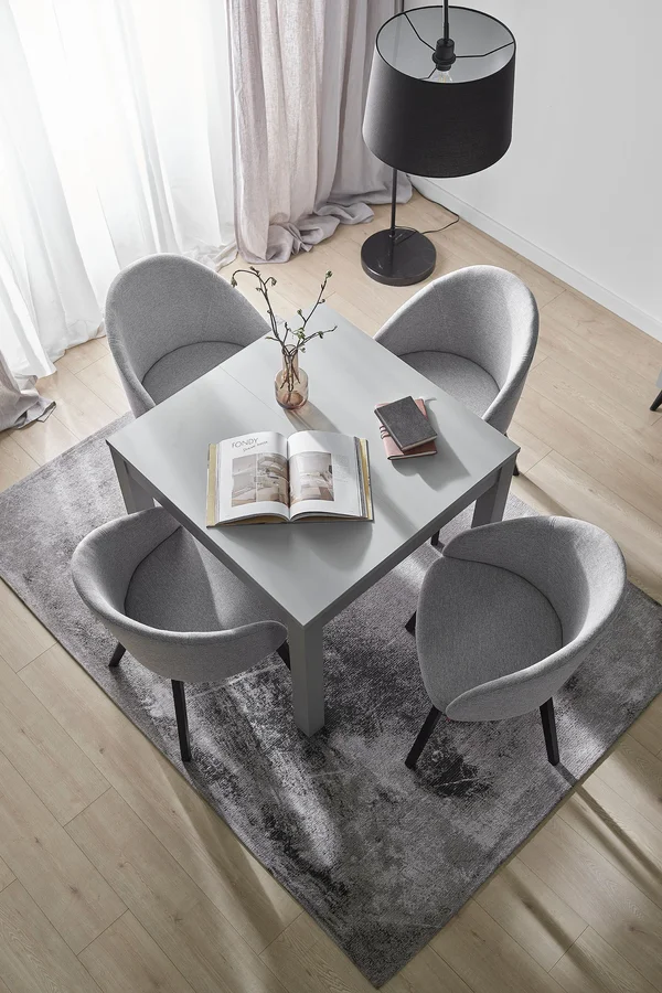 jadalnia w szarościach z jasną elegancką podłogą